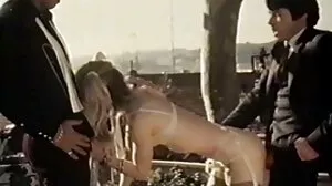 Ο Ricky κουνάει τα μαγευτικά βυζιά της GF μαμάς του