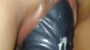 Ο Ricky κουνάει τα μαγευτικά βυζιά της GF μαμάς του