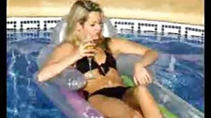 Το Yoga Chick έχει υπέροχες καμπύλες και θέλει έναν πούτσο!