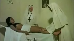 Η ξανθιά μπούστος MILF βρήκε τον εαυτό της ένα αγόρι-παιχνίδι για να παίξει