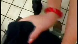Δύο πρόστυχοι φίλοι γαμούν έναν τυχερό