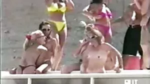 Εθισμένη στο πουλί, η Samantha δοκιμάζει έναν φλεβώδη μαύρο πύθωνα