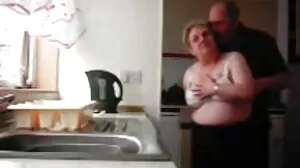 Ο Hubby στέλνει την Kymberlie Rose για να πάρει το BLACKEDRAW ASAP