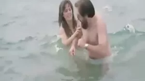 Ο θετός πατέρας εκμεταλλεύεται την ευκαιρία για να σκαρώσει τη θετή του μαμά