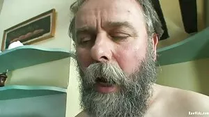 Ο Stepson του σκέιτμπορντ θεραπεύτηκε από τα μαγικά χέρια της Nina Elle!
