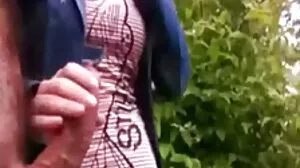 Ο Μπρετ Ρόσι πιπιλίζει και καβαλάει έναν ειδικό κόκορα με κακόβουλη πρόθεση