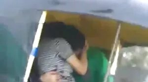 Η μαμά έχει πυρετό και η μόνη συνταγή είναι το πουλί του θετού της γιου