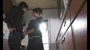 Το MILF με τα μεγάλα μπαμπάκια ενθουσίασε τη σέξι διασκέδαση στο Βέγκας